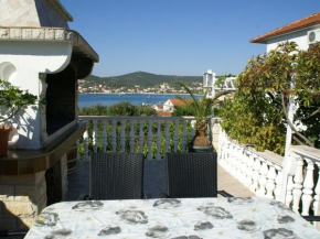 Charming Apartment in Vinisce with Jetty